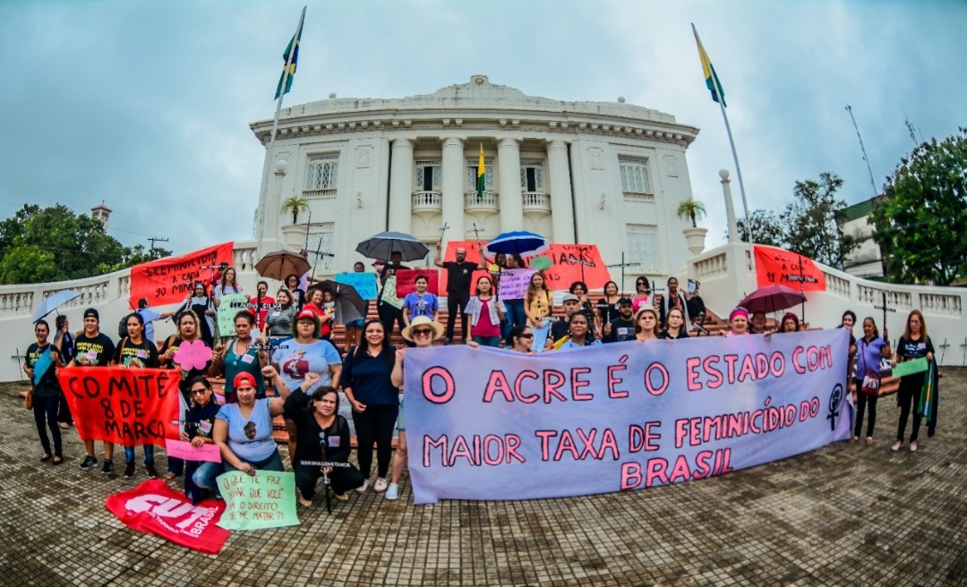 Com cruzes e cartazes, mulheres protestam em Rio Branco contra a violência e o retrocesso 